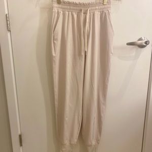 Amercrombie traveler joggers, cream, size small regular, only worn once,like new